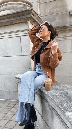 so cute Outfits With Brown Corduroy Jacket, How To Style Brown Corduroy Jacket, Taupe Corduroy Jacket Outfit, Crop Corduroy Jacket Outfit, Styling Corduroy Jacket, How To Style A Corduroy Jacket, Outfits With Corduroy Jacket, Winter Corduroy Outfit, Brown Jeans Jacket Outfit