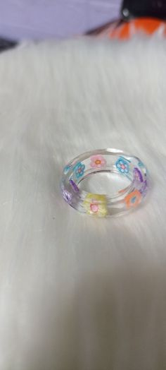 Ring with epoxy resin. I make several measurements and 100% customizable the color and the interior accessory. Uv Resin Rings, Resin And Flowers, Resin Artist, Diy Rings, Resin Ring, Polymer Clay Jewelry, Resin Crafts, Clay Jewelry, Rings Statement