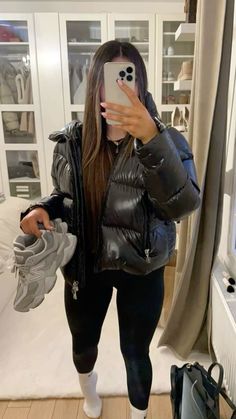 Black College Outfits, Moncler Puffer Jacket Women, Moncler Jacket Outfit, Moncler Jacket Women Outfit, Moncler Outfit, Winter Fits Baddie, Steve Madden Sneakers Outfit, Black Puffer Jacket Outfit, Mode Tennis