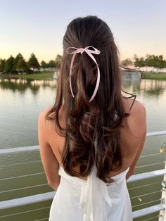 Cute Hair With Ribbon, Birthdays Hairstyles, Hair Ideas With Bows, Bow In Hair Hairstyles, Bow Tie Hairstyle, Hair Ribbons Hairstyles, Rory Gilmore Hair, Bow Trend, Basic Hairstyles