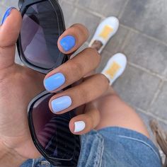 Nothing says summer like clear blue skies, and these nails capture that serenity. Paired with a classic white, and a touch of gold on the accent nail, it reflects summer short nails white and summer short nails blue themes seamlessly. This look is likely achieved with a gel polish, giving the wearer a worry-free, chip-resistant summer. Cute Short Nails, Bright Summer Nails, Minimal Nails, Cute Summer Nails, Vacation Nails, Gradient Nails, Short Acrylic Nails Designs, Beach Nails