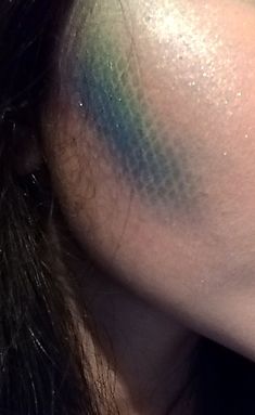 Mermaid scale contour in colours blue green and purple with bright shimmery blended highlighter. Scales Makeup Mermaid, Mermaid Body Makeup, Siren Mermaid Outfit, Fishnet Scales Makeup, Golden Mermaid Makeup, Green Mermaid Costume, Mermaid Makeup Scales, Black Siren Outfit, Green Siren Makeup