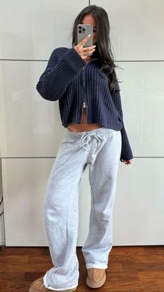 Comfy Chill Outfits, Cute Outfits 2024, Chill Winter Outfit, Cute Warm Outfits, Comfy Outfits Lazy, Sweat Gris, Outdoor Streetwear, Preppy Streetwear, Comfy Outfits Winter