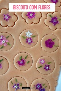 a close up of a cookie with flowers on it and the words biscotto com flores