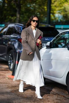 Юбка плиссе: как выбрать и с чем носить - How To Wear A Pleated Skirt, Winter Coat Trends, White Pleated Skirt, Coat Trends, Practice Outfits, Style Blazer, Paris Fashion Week Street Style, Stylish Skirts