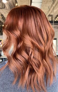 Copper Gold Hair, Copper Hair Colour, Copper Rose Gold Hair, Golden Copper Hair, Rose Hair Color, Redhead Model, Hair Colour Ideas, Gold Hair Colors, Hair Color Rose Gold