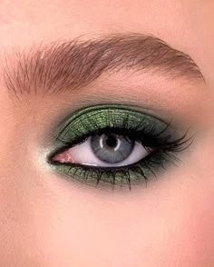 Green Eye Makeup, Eye Makeup Images, Cute Halloween Makeup, Cheap Makeup, Green Makeup, Green Eye, Eye Makeup Designs, Makijaż Smokey Eye