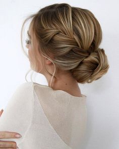 Braided Wedding Hair Ideas You Will Love ★ braided wedding hair relaxed texture low bun juliafratichelli.bridalstylist Low Bun Bridal Hair, Braided Wedding Hair, Low Bun Wedding Hair, Wedding Hair Ideas, Wedding Hairstyles For Medium Hair, Wedding Hair Up, Bridesmaid Hair Makeup, Bridal Hair Updo, Peinados Recogidos