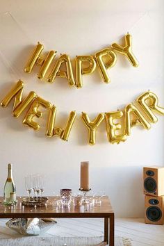 celebrate beverage napkins in gold and black with foil polka dots Diy Slinger, New Year Balloons, Gratis Printables, New Year's Party Decorations, New Year Decoration, Balloon Kit, Nye Party, Pinterest Party, New Years Eve Decorations