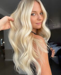 Hair Icy Blonde, Blonde Medium Hair, Blonde Hair Summer, Hair And Skin Vitamins, Bombshell Hair, Weft Extensions