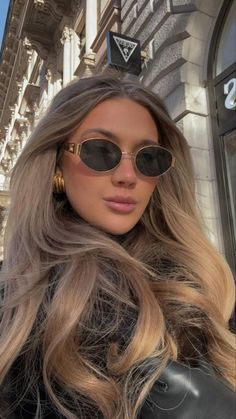 Woman Glasses, Goldie Locks, Dior Hat, Square Face Shape, Chill Photos, Sun With Sunglasses, Womens Sunglasses, Spring Hairstyles, Purple Ombre