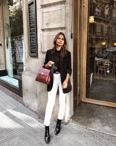 Patty Cakes, Work Outfits Frauen, Jeans Outfit For Work, Elegante Y Chic, White Jeans Outfit, Cropped White Jeans, Paris Mode, Fashion Friday, Outfit Jeans