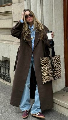 Brown Coat Outfit, Mantel Outfit, 00s Mode, Adidas Samba Outfit, Samba Outfit