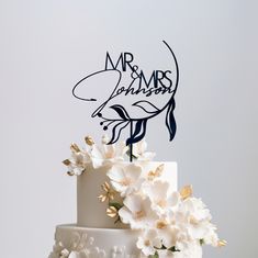 Enhance the elegance of your wedding cake with our exquisite floral wedding cake topper. Perfect for weddings or engagements, this beautifully crafted topper can be personalized with the bride and groom's names or the last name. Its sophisticated design and gold finish make it a standout piece that adds a touch of luxury to any cake. Make your special day unforgettable with this stunning wedding cake decoration. 📦 Ready to Ship Within 48 hours ✈️ Free Shipping - Delivered Within 1-4 Business Da Boho Wedding Cake Topper, Cake Topper Engagement, Engagement Party Cake, Spiegel Gold, Mr Mrs Cake Toppers, Boho Wedding Cake, Floral Cake Topper, Name Cake Topper, Name Cake