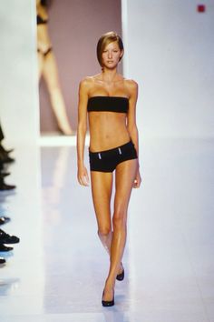 90s Model Body, Giselle Model, Supermodel Body, Model Legs, Models 90s, Fashion Model Poses