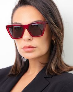 illesteva Lisbon Sunglasses Contemporary Sunglasses With Gradient Lenses, Long Face Shapes, Long Faces, Designer Items, Upgrade Your Style, Grey Lenses, Polarized Lenses, Cool Suits, Lisbon