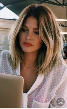 Lob Haircut Brown Hair, Hairdo Ideas, Haircuts 2020, Haircut 2023, Hairstyles Quick, Medium Length Hair With Layers, Messy Short Hair, Spring Hair, Popular Haircuts