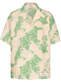 Valentino Ready To Wear light green beige cotton all-over graphic print Cuban collar front button fastening short sleeves straight hem The full look includes Valentino Garavani accessories. Valentino Ready To Wear, Valentino Shirt, Bowling Shirt, Valentino Men, Pineapple Print, Bowling Shirts, Green Beige, Mens Fall, Green Shirt