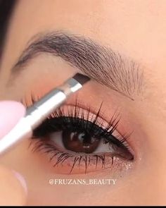 ✍️ Ensino Mulheres a Tornarem-se Grandes Designers de Sucesso! CLIQUE 2X NA FOTO E SAIBA MAIS!sobrancelhas, jessica soares, curso de sobrancelhas, sobrancelhas naturais How To Do Perfect Eyebrows, Ombre Eyebrows Tutorial, How To Get Perfect Eyebrows, How To Cut Eyebrows, Natural Eyebrows Tutorial, Brows Makeup Tutorial, Perfect Eyebrows Natural, Eyebrow Shaping For Beginners, Perfect Natural Eyebrows