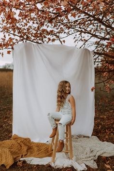 Photography Sessions Ideas, Backdrops Outside Photoshoot, Fall Family Photos Mini Sessions, Portrait Props Ideas, Photo Minis Ideas, Fall Sessions Photography, Outdoor Backdrop Ideas Photoshoot, Mini Shoots Ideas