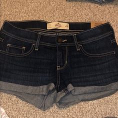 - Never Worn - Tags Still On - Short Short, Low Rise - W: 26” - In Perfect Condition Hollister Low Rise Shorts, Cute Low Rise Jeans, Short Shorts Outfit Women, Short Shorts Outfit, Low Waisted Shorts, Low Waist Shorts, Country Jeans, Low Rise Jean Shorts, Cool Shorts