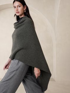 Curio Cashmere Poncho | Banana Republic Dramatic Ethereal, Cape Sweater Ponchos, Poncho Fashion, Poncho Outfit, Muslimah Style, Support Local Farmers, Womens Poncho, Cashmere Poncho, Yarn Inspiration