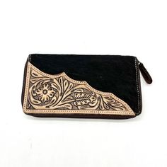 Handmade Cowhide Wallet with Tooled Leather - Unique Design from India Add a touch of luxury and unique style to your accessories with this beautiful handmade cowhide wallet. This unique wallet, made from genuine cowhide and beautifully crafted leather, is a perfect blend of functionality and elegance. Features of the Wallet: Space for 12 cards: Keep all your important cards organized and within reach. 2 pockets: Ideal for bills, receipts or other small items. 1 zippered compartment: Safely stor Black Hand Tooled Bifold Wallet, Cowhide Wallet, Unique Wallets, Ladies Wallet, Card Organizer, Clip Wallet, Money Clip Wallet, Tooled Leather, Leather Tooling