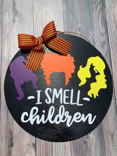 a wooden sign that says i smell children with dogs and cats on it's side