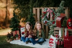 Christmas Mini Session Poses, Christmas Photoshoot Setup Ideas, Christmas Mini Sessions Outdoor Setup, Simple Christmas Mini Sessions Outdoor, Outdoor Christmas Mini Sessions, Christmas Mini Sessions Outdoor, Christmas Picture Background, Outdoor Christmas Photos, Elf 2024