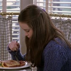 Rory Gilmore Hairstyles Season 1, Rory Gilmore Eating, Rory Gilmore Side Profile, Rory Gilmore Earrings, Rory Gilmore Cute, Rory Gilmore Lifestyle, Rory Gilmore Hair, Gilmore Girls Rory