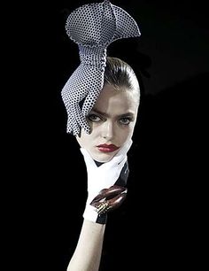 Philip Treacy. Philip Treacy Hats, Internship Fashion, Mad Hat, Philip Treacy, Crazy Hats, Elsa Schiaparelli, Love Hat, Foto Art, Sarah Jessica Parker