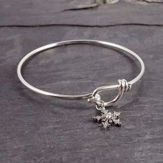 Accessorize your winter wardrobe with this festive silver snowflake bangle bracelet. The bracelet can easily be worn alone or stacked. This makes a great gift for your child's teacher or a coworker. Sterling Silver Casual Bracelets For Gifts, Casual Stackable Jewelry As Gift, Chandi Bangles Design, Chandi Bracelet For Women, Silver Jewellry, Silver Bracelet Designs, Cream Pasta, Diy Bangle Bracelets, Modern Silver Jewelry