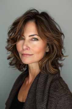 Explore the subtle beauty of caramel highlights with these bob hairstyles for mature women. Each cut is perfectly styled to add volume and frame the face, making them ideal for those over 50 looking for a fresh, elegant look. Best Short Haircuts For Women, Age Makeup, Hair 50, Hair Tricks, Medium Length Curly Hair, Flattering Hairstyles, Haircuts For Medium Length Hair, Haircuts For Women Over 50, Subtle Beauty