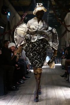 Povere creature!: le maniche di Bella Baxter sono la nuova ossessione della moda? Guilded Glamour, Archive Pieces, Runway Archive, 2024 Couture, Random Fashion, Vogue France, Collection Couture, Spring Couture