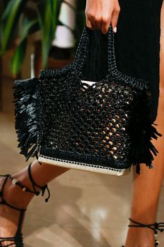 Модные сумки весна-лето 2019: трендовые модели, фото Vogue Crochet, Τσάντες Louis Vuitton, Bags Inspiration, Macrame Bags, Yarn Project, Knit Bag, Crochet Handbag, Detail Photos, Hand Making