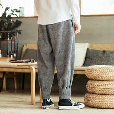 * "Maekawa" Harem Pants are in European size: Take 1 size bigger for an oversize effect. "Maekawa" Harem Pants As the seasons change, so do clothing styles. To prepare for winter, you should not only have a sweater, but also pants that will keep you warm. If you haven't made your choice yet, then you can opt for the harem pants. These kinds of pants are among the most trendy and useful clothes during this time of the year. Here is for you the "Maekawa" harem pants. Characteristics of the "Maekaw Black Men Suits, Slim Pants Outfit, Japan Streetwear, Streetwear Winter, Men Street Fashion, Straight Cut Pants, Hoodies Men Style, Streetwear Male, Long Overcoat