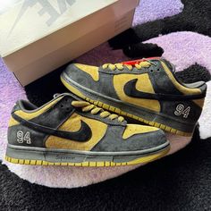 Supreme und Nike SB bringen im Frühjahr 2025 die nächste Hype-Kollaboration auf den Markt! 🤯 Der SB Dunk Low "Camper Green" kommt mit hochwertigen Suede-Overlays, gesticktem "94"-Branding und ist auf 4.000 Paar limitiert. Preis: $135. Stay tuned

📷 by @casa_soles Supreme X Nike, Colin Kaepernick, Donald Glover, Nike Sb Dunk Low, Nike Sb Dunk