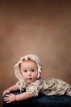 A timeless outfit for baby girl with flower rompers and a delicate bonnet. Image via @yitty_fleischman_photography on Instagram! More baby girl clothes on Louisiella.com! Christmas Photography Family, Personalized Baby Onesies, Louisiana Museum, Flower Romper, Timeless Outfits, Baby Girl Outfit