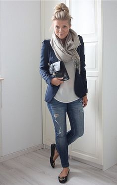 LOOKS LENÇOS CACHECOL INVERNO ESTILO (1) Bridget Bardot, Blazer Jeans, Kate Winslet, Blazer With Jeans, Blake Lively, White Blazer, Fall Fashion Outfits