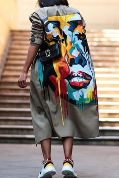 Walking Down The Street, Mode Kimono, Looks Street Style, Painted Clothes, Print Coat, Printed Cardigan, Mode Inspiration, Green Fashion, Diy Fashion