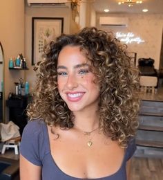 Blondish Brown Hair Curly, Curly Hair Highlights With Money Piece, Balyage Short Hair Curly, Blond Curly Hair Short, Curly Hair Dye Ideas Brown Skin, Bronde Balayage Natural Curls, Short Curly Ombre Hair, Curly Honey Blonde Highlights, Light Brown Blonde Curly Hair