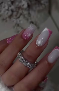 Snowflake Nail Design Short Nails, Cute Nails Acrylic For Winter, Winter Heart Nails, Christmas Acrylics Short, Rhinestones Nails Designs, Acrylic Powder Nails Ideas, White Winter Nails Acrylic, New Year Nails 2025, Winter Birthday Nails