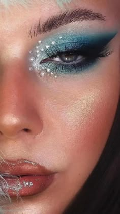 Quick Halloween Makeup, Mermaid Costume Makeup, Mermaid Eye Makeup, Mermaid Makeup Halloween, Siren Costume, Eyeshadow Inspiration, Mermaid Eyes, Mermaid Parade