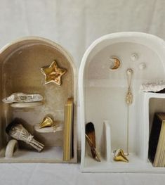 there are three different items in this miniature display case, one is gold and the other is white