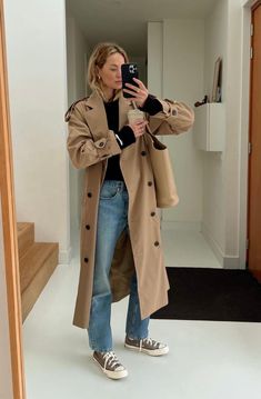 Transitional Outfits Winter To Spring, Trench Coat Outfit Ideas, Trench Coat Outfit Fall, Coat Outfit Ideas, Trench Coat Fall, Mode Mantel, Style Parisienne, Trench Coat Outfit, Simple Fall Outfits