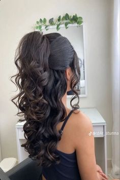 Quinceañera hair inspiration, Quinceañera hair inspo, latina hairstyle, hairstyle for latinas, hairstyles for Quinceañeras, hairstyle for parties, Quinceañera hairstyle for latinas, hair inspo for Quinceañeras. Quince Hair For Medium Hair, Pretty Hairstyles Wedding, Hair Ideas For A Quinceanera, Easy Sweet 16 Hairstyles, Formal Hair For Long Hair, Hoco Hairstyles Latina, Wavy Quinceanera Hairstyles, Side Down Do Wedding Hair, Hair Styles For Prom Long Hair