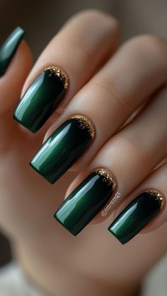 Green With Gold Tip Nails, Fall Nails Emerald Green, Gold Nails With Green Accent, Nail Art Green And Gold, Green And Gold Nails Square, Green Gold Nail Designs, Green Nail Inspo Square, Dark Green And Gold Nails Designs, Fall Nails Green And Gold