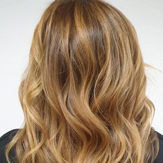 15 Golden Blonde Hair Ideas & Formulas | Wella Professionals Sunny Blonde Hair Highlights, Dark Golden Blonde Highlights, Golden Dark Blonde Hair, Dark Golden Blonde Hair, Strawberry Blondies, Wella Formulas, Highlights Golden, Natural Golden Blonde, Gold Blonde Hair