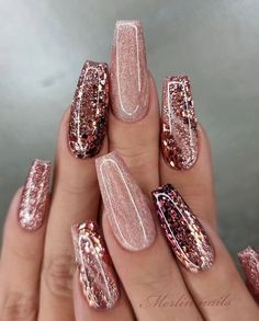 Black And Nude Nails, Rose Gold Nails Glitter, Rose Gold Nail Art, Champagne Nails, Rose Gold Nails Design, Gold Nail Designs, Gold Nail Art, White Glitter Nails, Ombre Nails Glitter