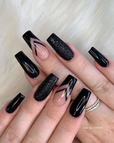 Have a look at these 40 black nail designs you can try out. These designs are made on acrylic nails but could also be done on real nails. black nail designs / acrylic black nail designs / black ombre nails / short black nail designs / black nail designs with glitter / coffin black nail designs / simple black nail designs with rhinestones / black nails ideas Black Gel Nails, Black Acrylic Nails, Colorful Nails, Nails 2021, Acrylic Nails Coffin Short, Autumn Nails, Coffin Nails Designs, Fire Nails, Chic Nails